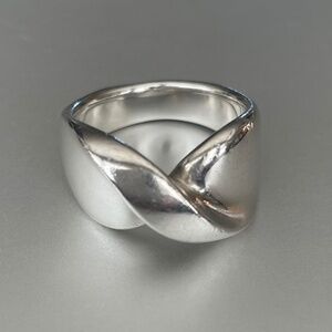 RETIRED James Avery Sculptural Twist Ring (Size 8)